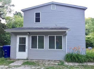 5239 W River Dr, Davenport, IA 52802