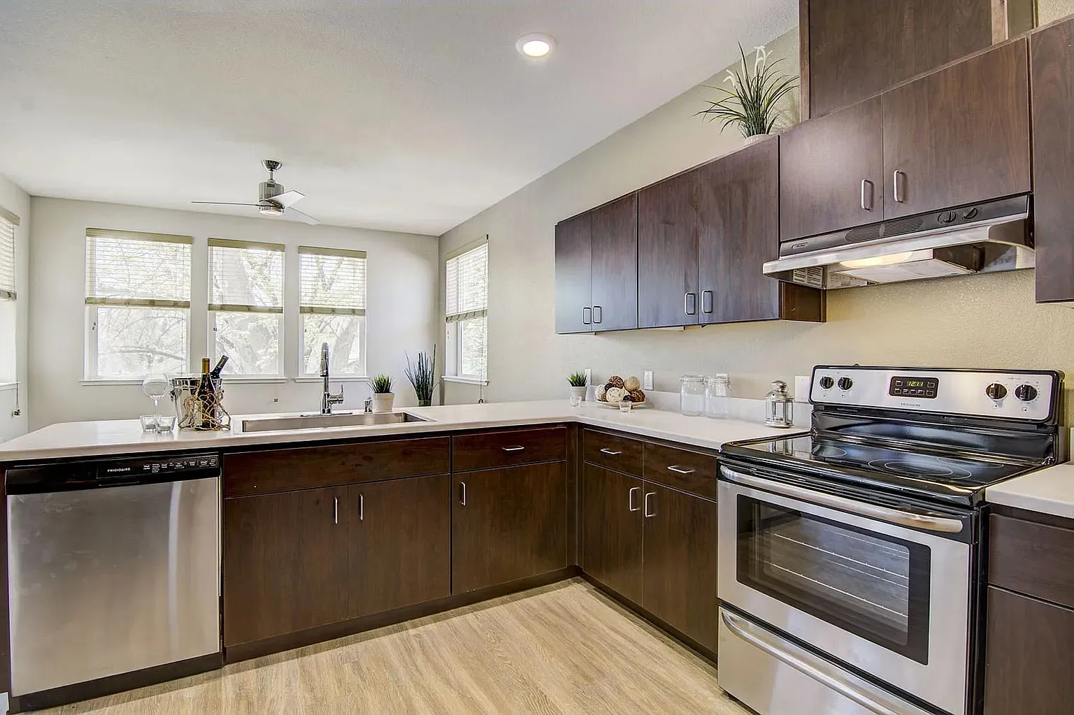 2 bed, 932 sqft, $2,595 — Photo 3