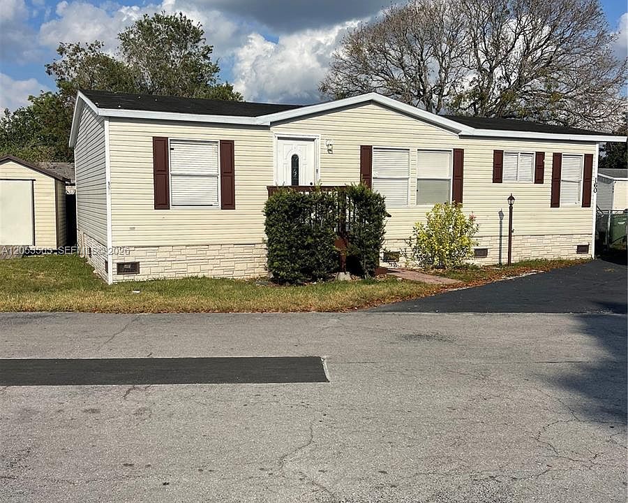 1st image of 220 NE 12th Ave Lot 160