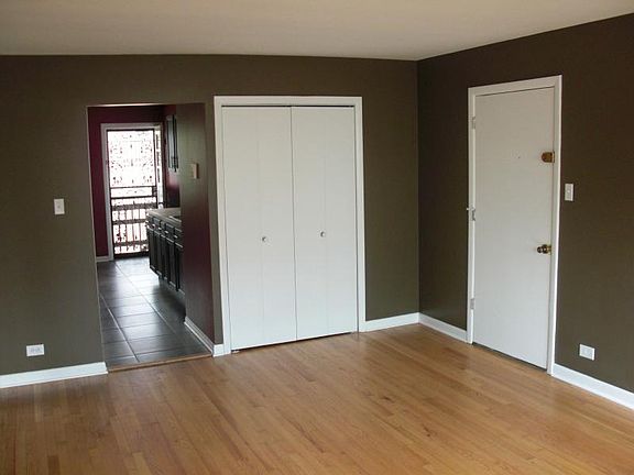 3rd image of 104 S Austin Blvd APT 3C