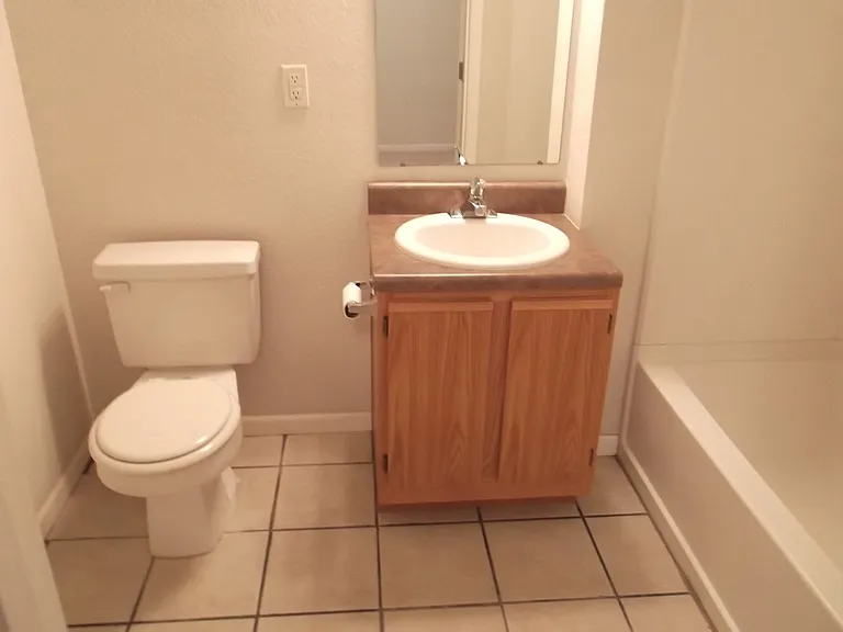 Country Club Apartments — Photo 8