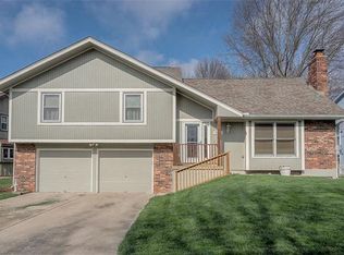 524 SE Country Ln, Lees Summit, MO 64063