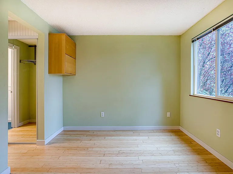 11 SW Curry St — Photo 8