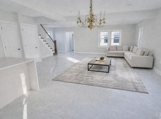 32 Berkshire Rd, Great Neck, NY 11023