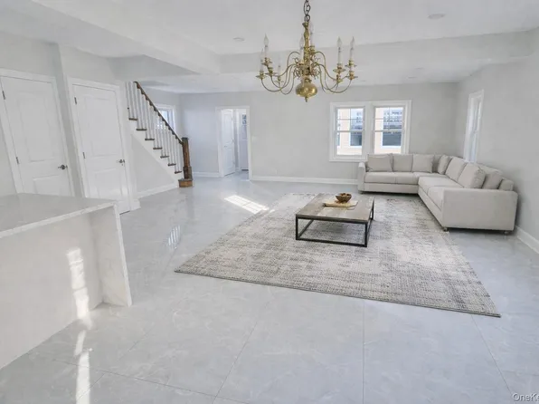 32A Berkshire Rd, Great Neck, NY 11023