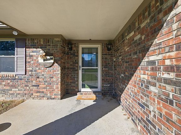 2nd image of 823 Belmont Rd