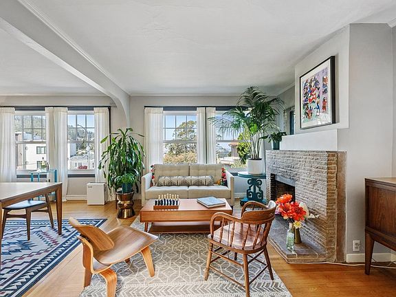 2nd image of 1096 Ashbury St #2
