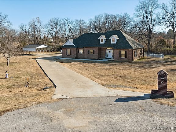 2nd image of 21880 Summerset Ct