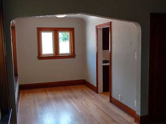 5th image of 3287 S Kinnickinnic Ave #3