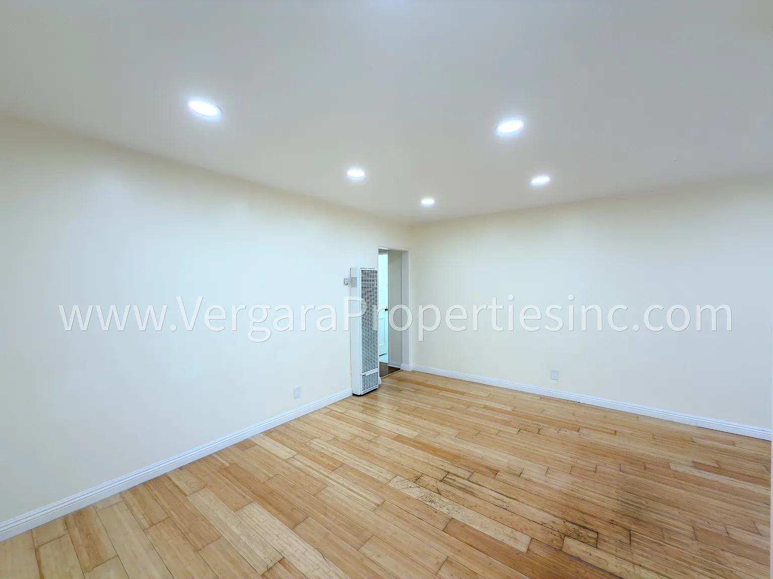 2 bed, 812 sqft, $3,190 — Photo 3