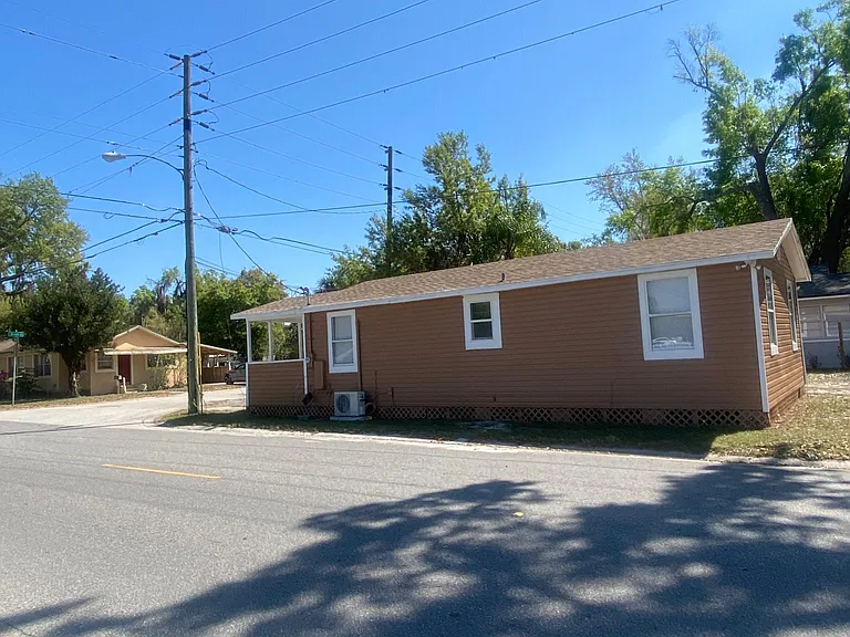 1810 Brack St — Photo 5