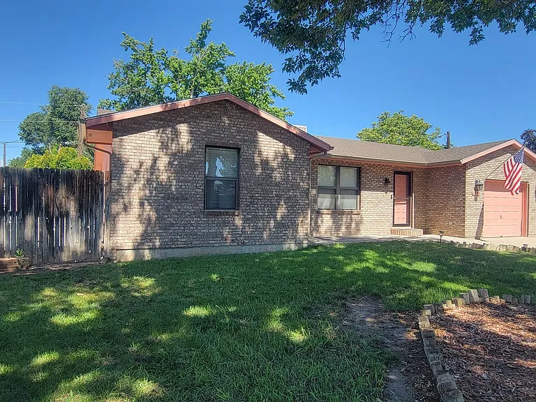 1003 Apple Ln — Photo 3