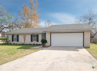 205 Meadow Lake Dr, Seguin, TX 78155