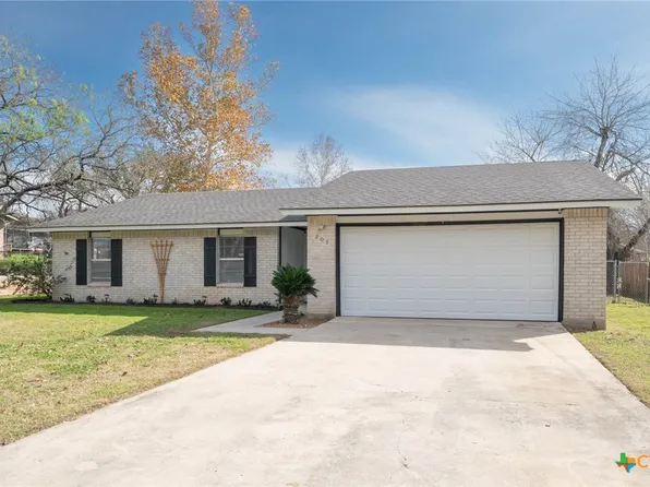205 Meadow Lake Dr, Seguin, TX 78155
