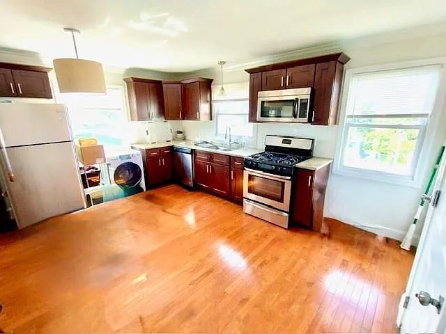 3 bed, 1.0 bath, 756 sqft, $3,000 — Photo 2