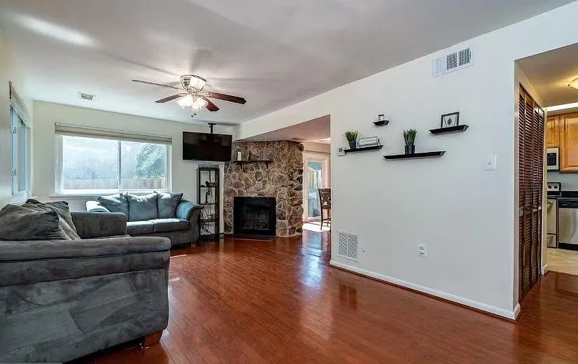 3 bed, 2.5 bath, 1300 sqft, $2,799 — Photo 2