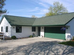 W7898 Summit Dr, Pardeeville, WI 53954