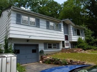 11 Pearl Ln, Oak Ridge, NJ 07438