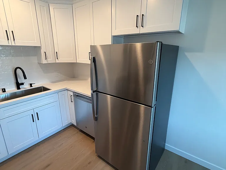 2733 Montrose Ave #5 — Photo 9