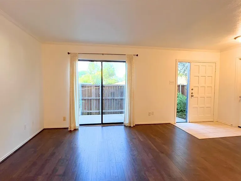 2626 Custer Pkwy #C — Photo 3
