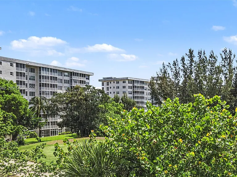 3250 N Palm Aire Dr #406 — Photo 25