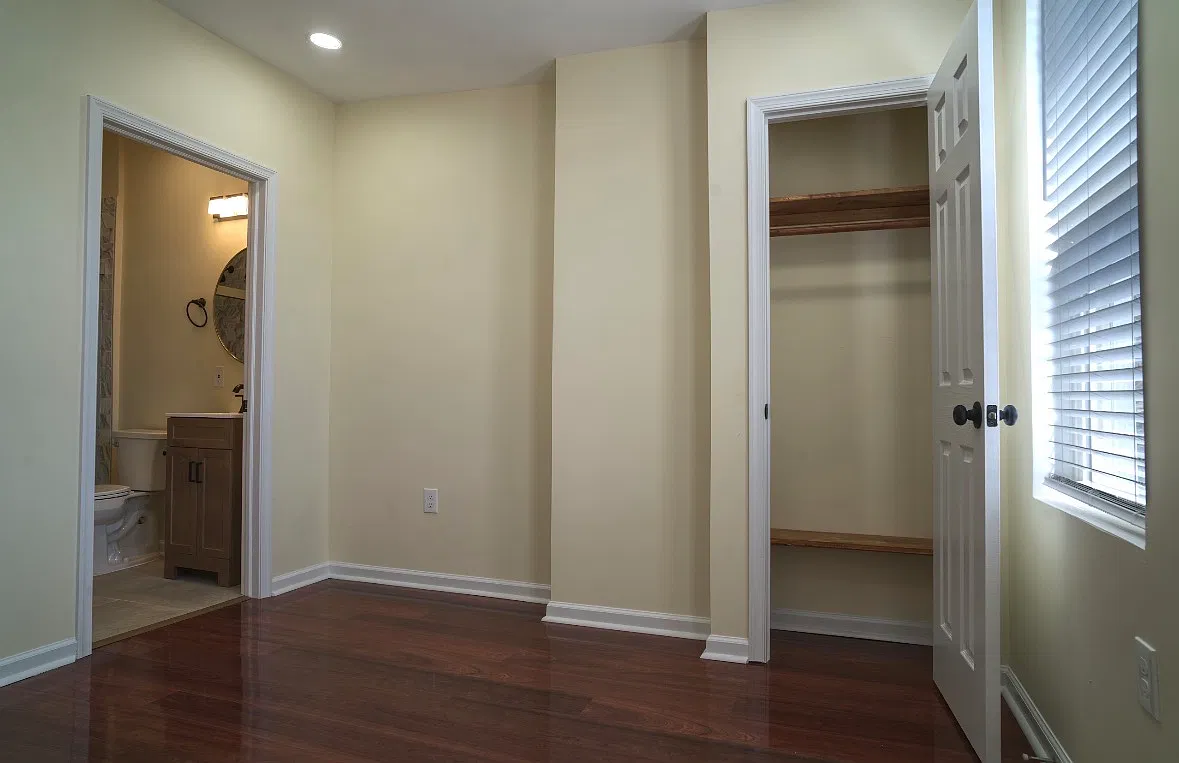 3 bed, 1100 sqft, $2,500 — Photo 2