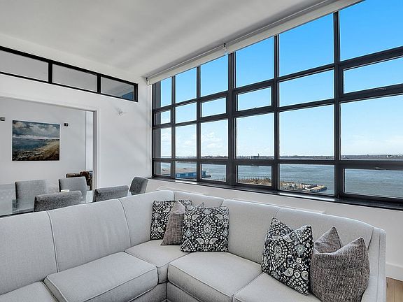 5th image of 360 Furman St APT 833