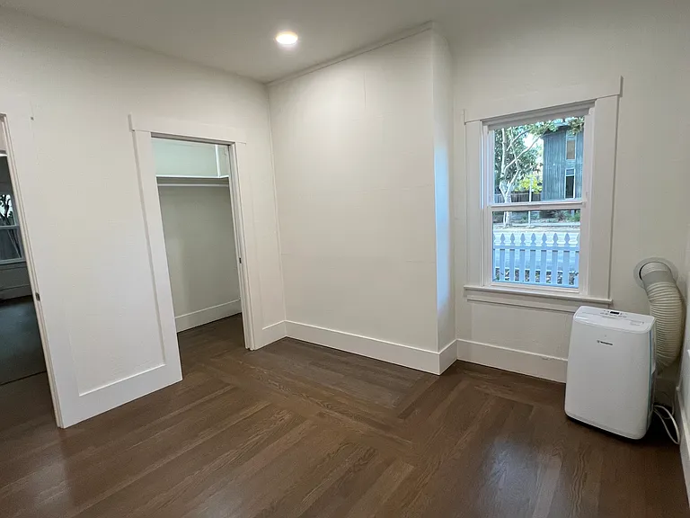 400 Webster St — Photo 11