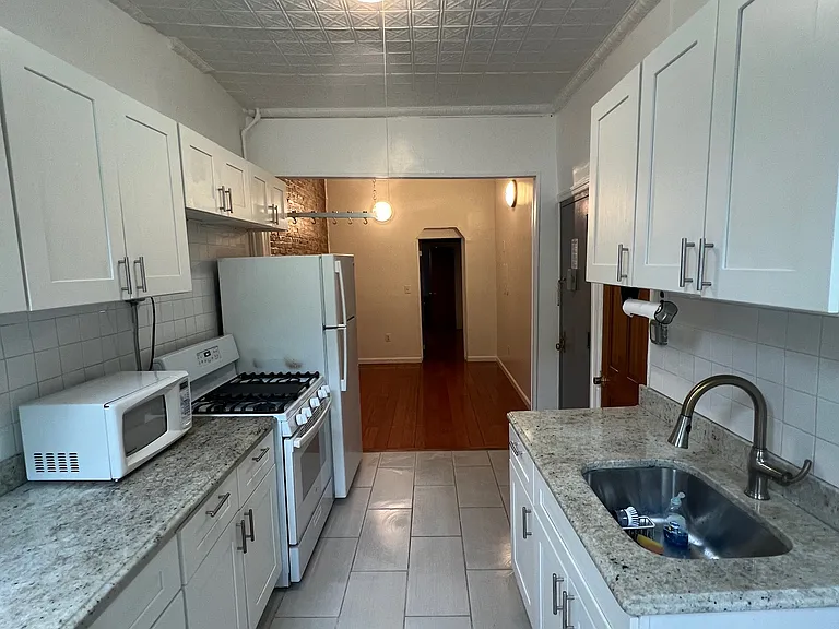 223 Van Brunt St #1R — Photo 3
