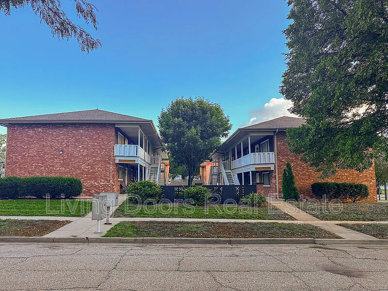 2 bed, 1.0 bath, 806 sqft, $1,025 — Photo 3
