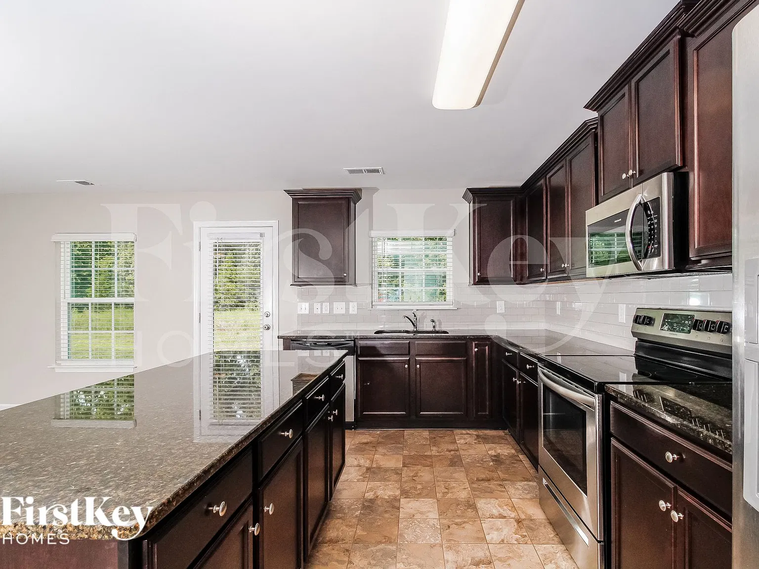 5 bed, 3.5 bath, 2632 sqft, $2,590 — Photo 3