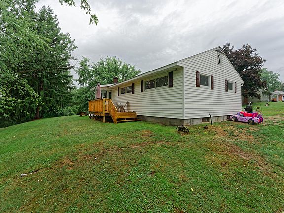 4th image of 6 Sylvia Dr