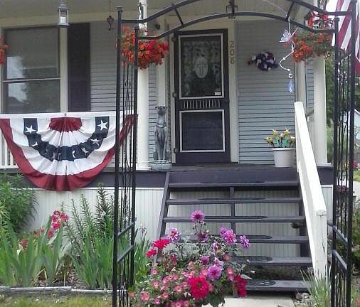 5th image of 208 Grand Rapids St