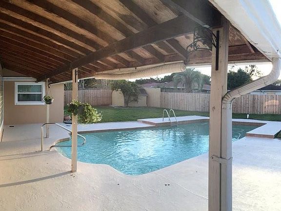 3rd image of 522 Parkwood Ct