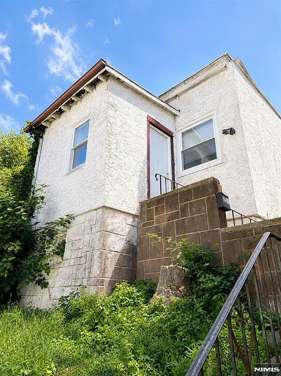 3 bed, 1.5 bath, $2,700 — Photo 1