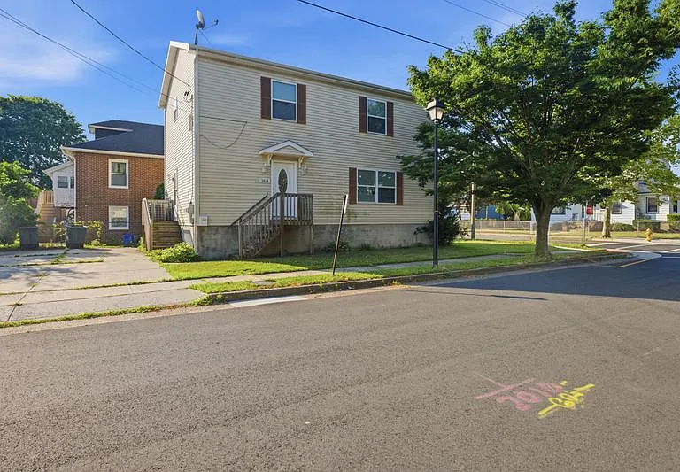 2010 Grammercy Ave — Photo 2