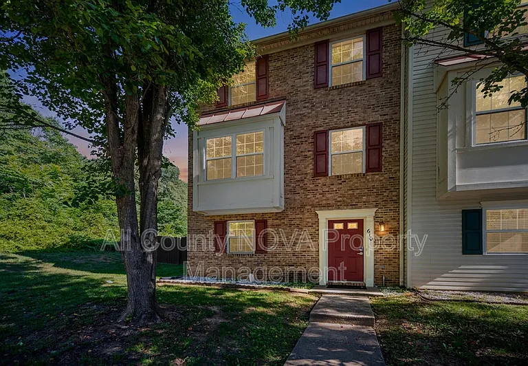 610 Kensington Dr — Photo 1