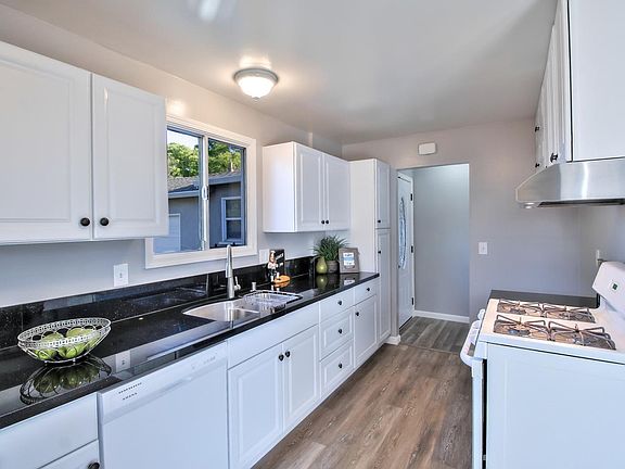 5th image of 529 Sheridan Pl