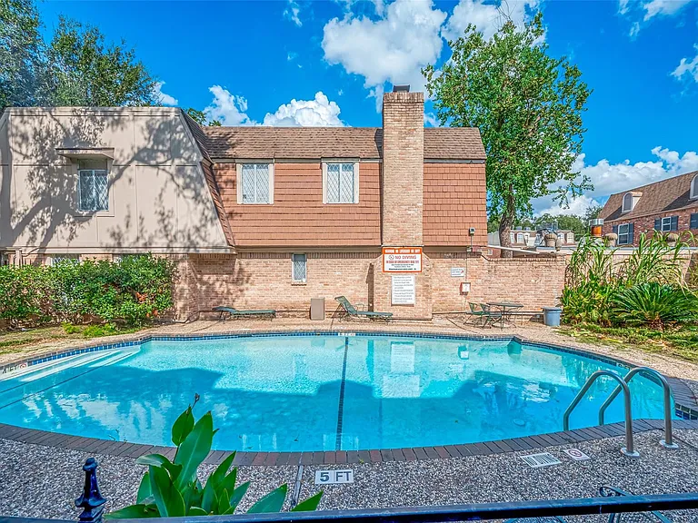 432 N Post Oak Ln — Photo 32