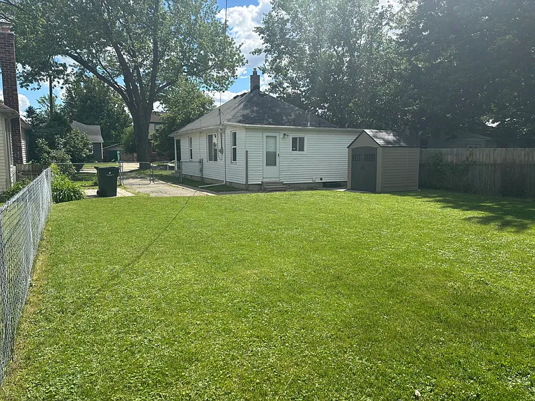 22441 Ridgeway St — Photo 52