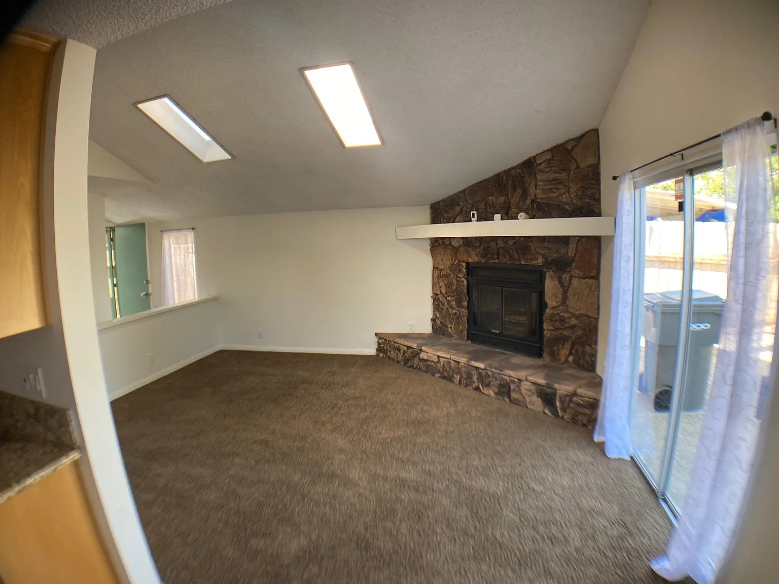 3 bed, 1394 sqft, $3,750 — Photo 3