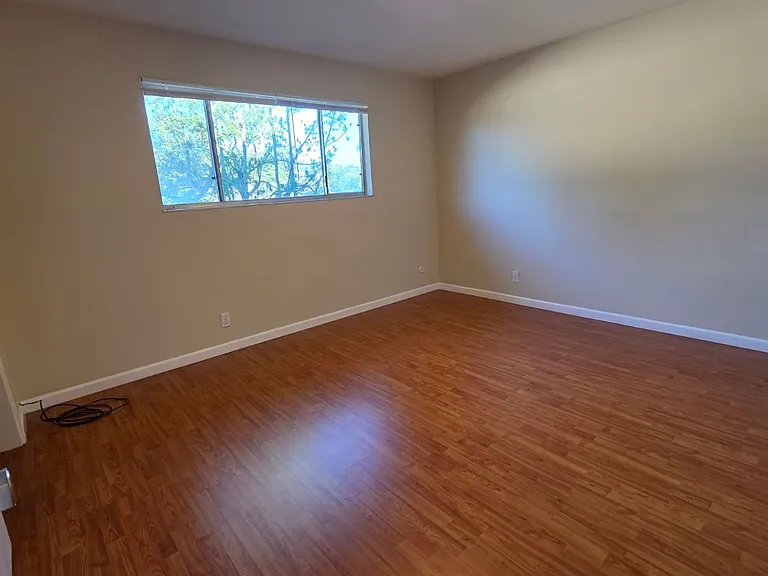 Juana Ave-475 — Photo 13
