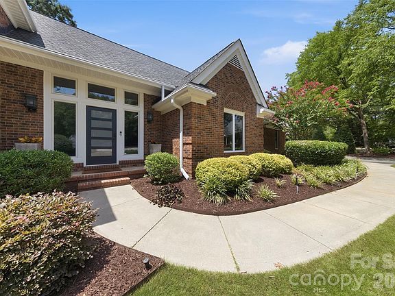 2nd image of 208 Kelly Ct