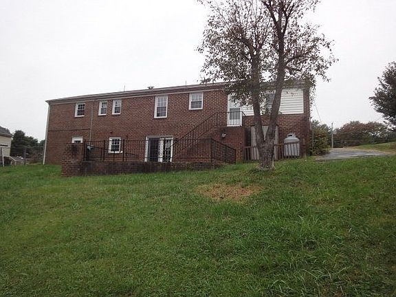 2nd image of 105 Maple Hills Dr