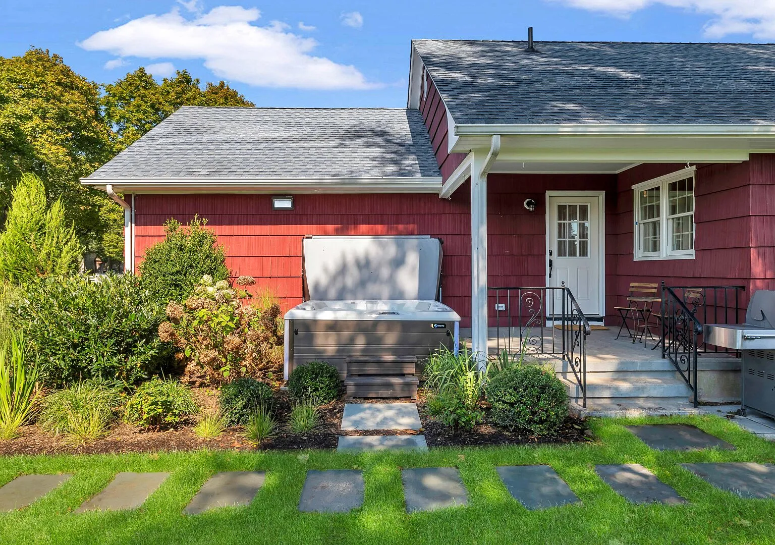Renovated Vineyard Cottage on the 205 acre estate of RG|NY — Photo 2