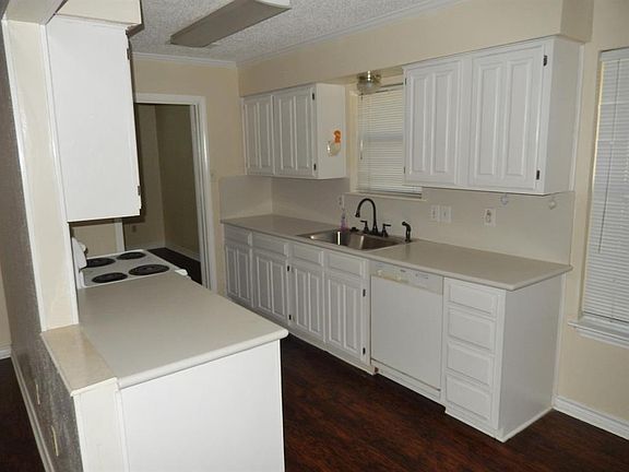 3rd image of 410 Cambridge Dr