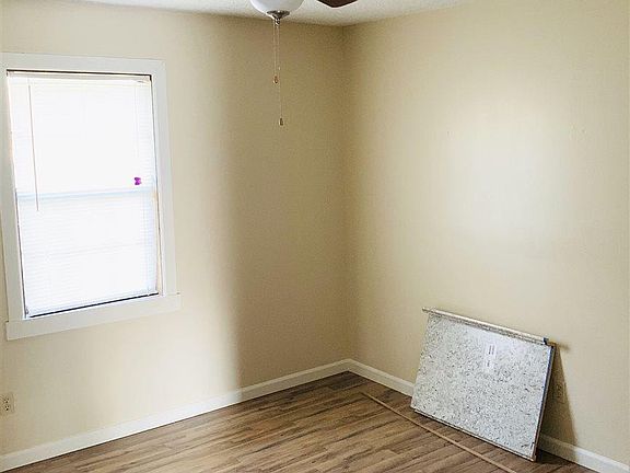 4th image of 902 Garden Ln