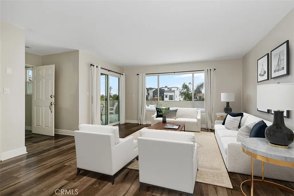 2 bed, 1.0 bath, 1100 sqft, $4,900 — Photo 3