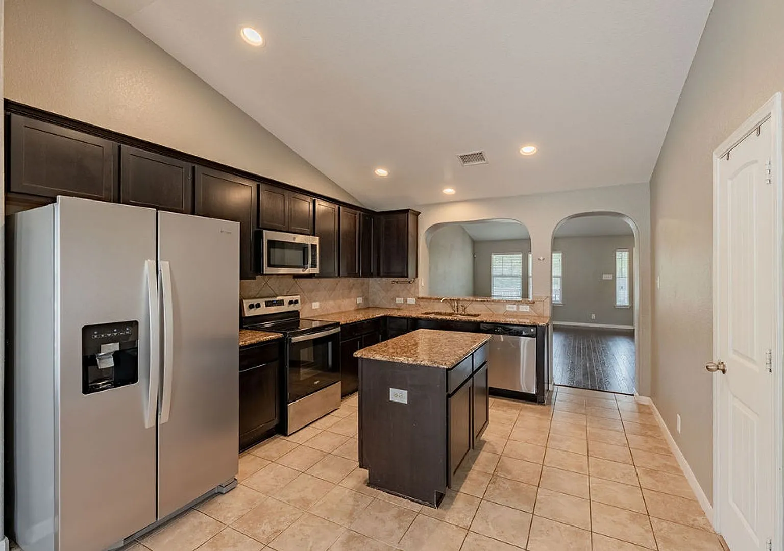 Beautiful 4 bedroom, 2 bathroom home in Round Rock! — Photo 3