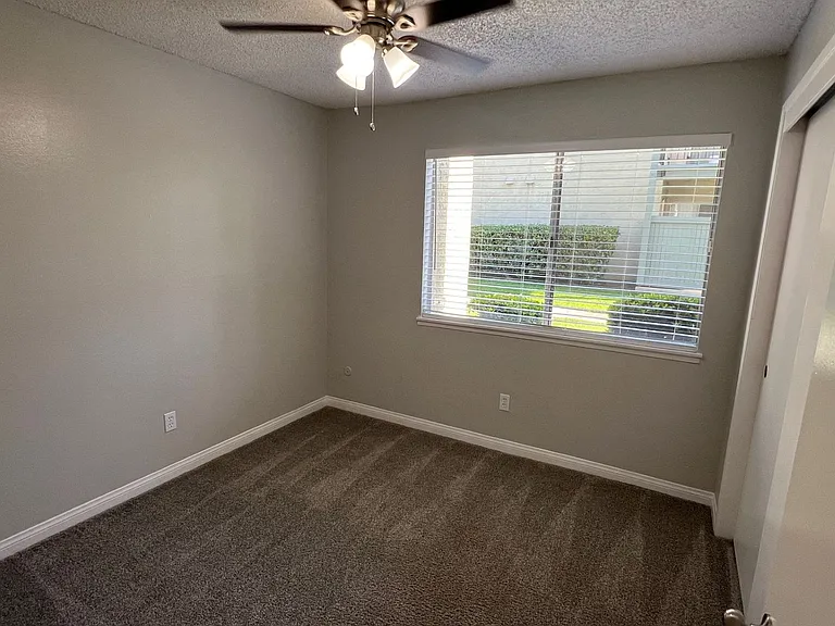 Raintree Garden Apartments — Photo 24